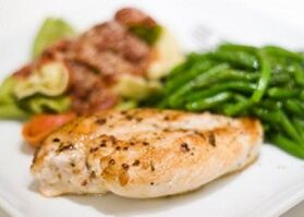 对于那些想要降低胆固醇和减肥的人来说，烤鸡胸肉已出现在菜单上