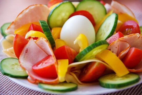 鸡蛋和橙子减肥菜单上的蔬菜沙拉可减肥
