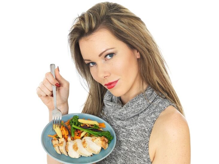 女孩吃鸡肉和蔬菜减肥