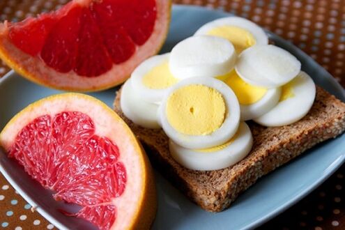 Maggi 饮食中的鸡蛋和葡萄柚